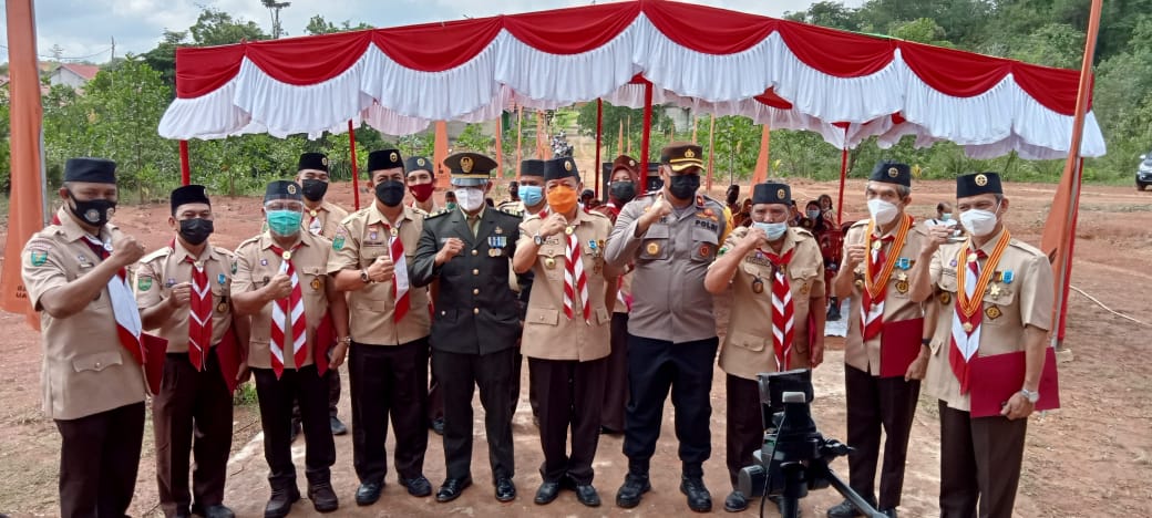 Foto bersama usai pelaksanaan upacara puncak peringatan HUT Ke-60 Pramuka di Sekretariat Pramuka Sanggau