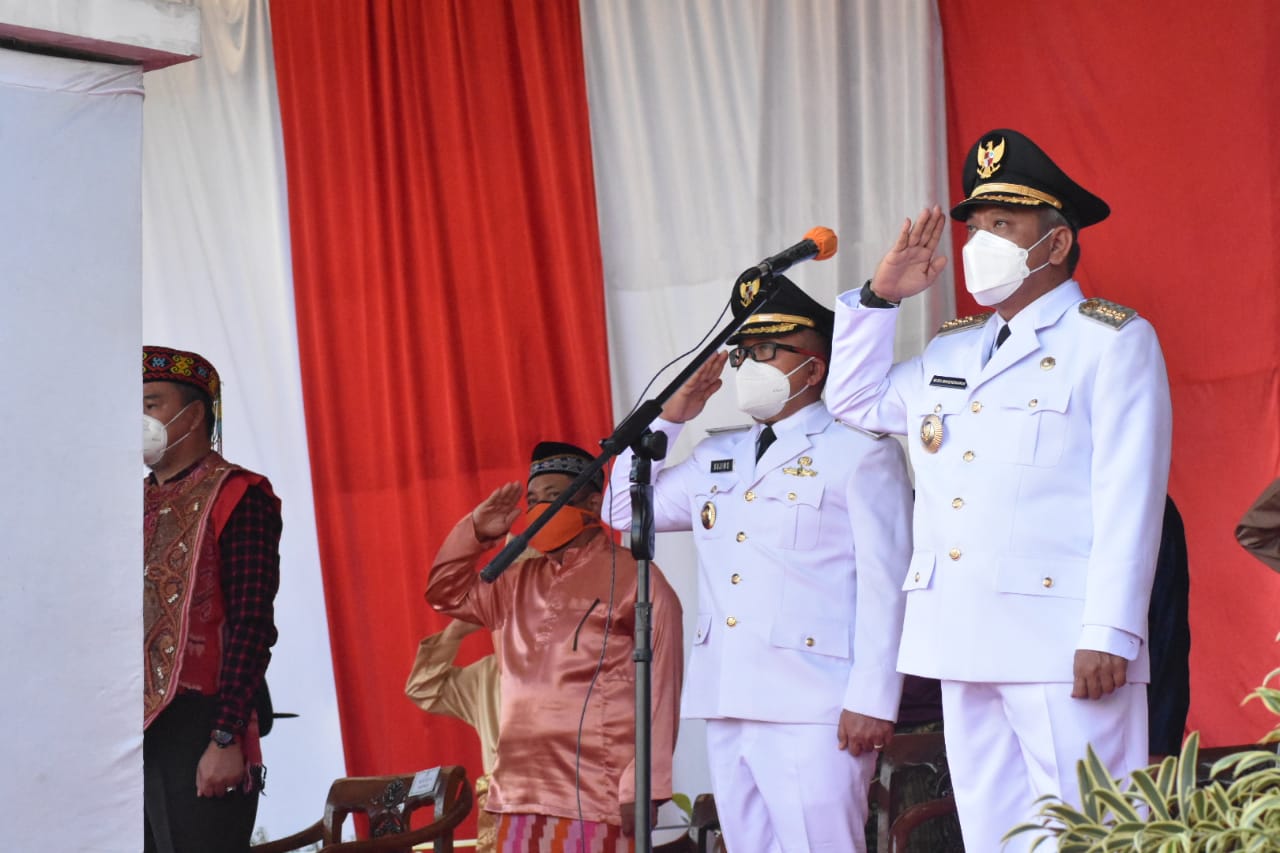 Bupati dan Wakil Bupati Kubu Raya Muda Mahendrawan dan Sujiwo saat upacara memperingati HUT ke-76 Kemerdekaan RI tahun 2021