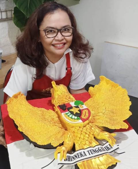 Memeriahkan HUT ke-76 Kemerdekaan RI, pembuat kue di Kota Pontianak Louise Wulandari melelang kue buatannya dengan nama Garuda Pancasila