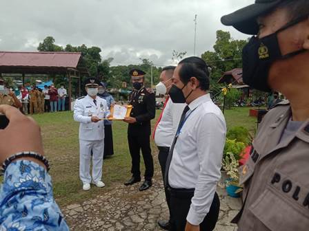 Camat Sui Tebelian saat memberikan penghargaan kepada Kapolsek Sui Tebelian dan personelnya tepat di HUT ke-76 Kemerdekaan RI.