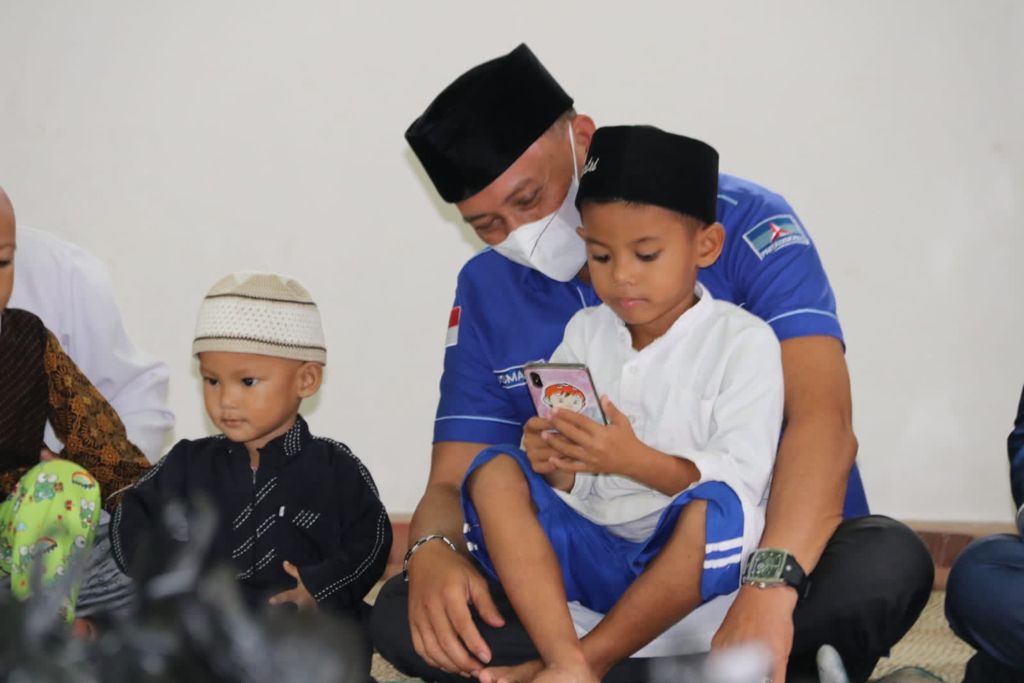 Ketua DPC Partai Demokrat bersama pengurus lainnya menyambangi Panti Asuhan Darul Falah untuk berbagi dan memberikan tali asih