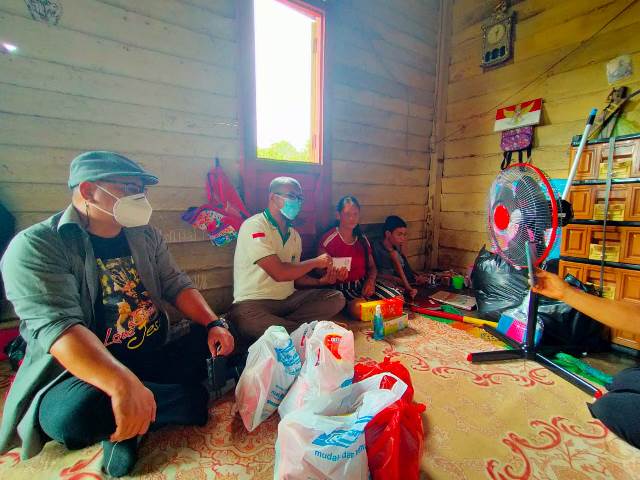 Pemuda Katolik Komcab Sanggau menyalurkan bantuan kepada Pias seorang penyandang disabilitas