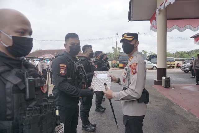 Delapan anggota Tim Spartan Polres Kubu Raya diganjar penghargaan dari Kapolres Kubu Raya