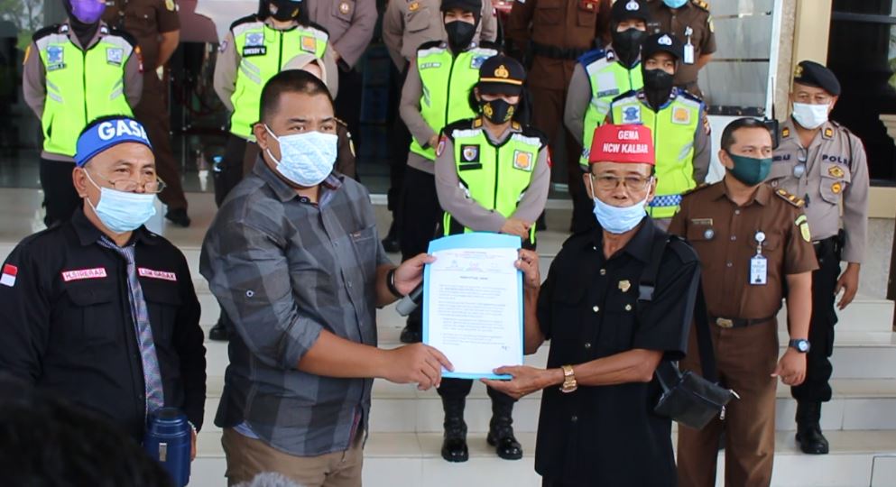 Ketua NCW Kalbar didampingi dua NGO lainnya menyerahkan peryataan sikap kepada Kasi B Bidang Intel Kejati Kalbar terkait dugaan kasus korupsi poyek pembangunan gedung BPTD di Mempawah dan proyek jalan Sambas