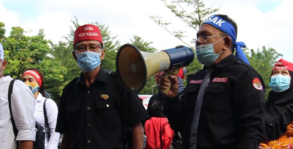 Ketua NCW dan GASAK Kalbar saat berorasi mendesak dituntaskannya kasus dugaan korupsi proyek pembangunan BPTD di Mempawah dan proyek jalan di Sambas