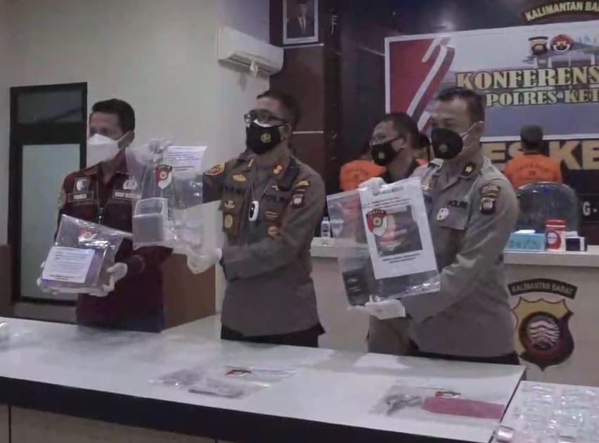 Kapolres Ketapang menunjukan emas yang disita dari PETI hasil operasi Polres Ketapang