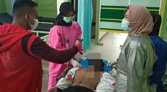 Petugas medis sedang memeriksa priia yang gantung diri di Tebas