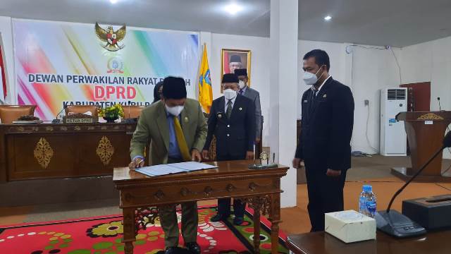 Wakil Ketua dan Bupati Kubu Raya saat menanda tangani SK pengesahan Perda APBD Perubahan TA 2021.