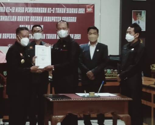 Pimpinan DPRD Sanggau menyerahkan Raperda APBD Perubahan tahun anggaran 2021 kepada Bupati Sanggau.