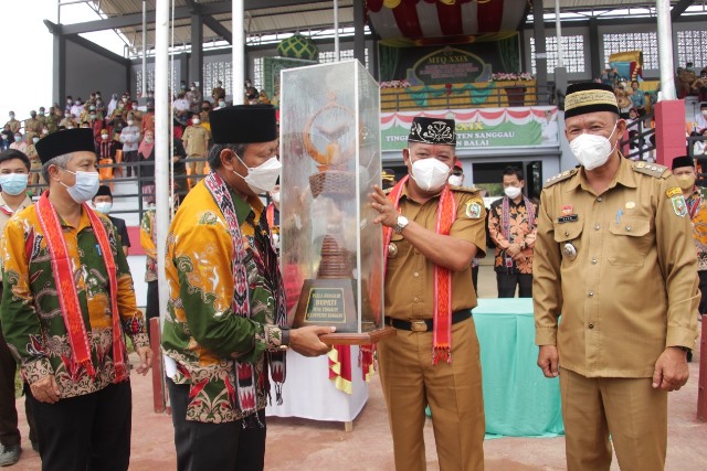 Penyerahan Piala Bergilir Bupati Sanggau secara Simbolis dari juara I Kecamatan Meliau kepada Bupati untuk diserahkan kepada Camat Balai untuk Diperebutkan.