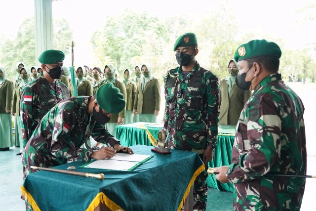 Penanda tanganan berita acara pergantian Dandim 1205/Sintang saat sertijab yang dipimpin Danrem 121/Abw.