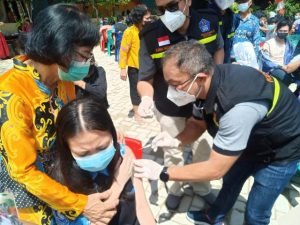 Kepala Dinkes Turun Langsung Vaksin 926 Pelajar
