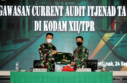 Irjenad, Letjen TNI Benny Susianto menyerahkan langsung hasil Wasrik Current Audit kepada Pangdam XII/Tanjungpura, Mayjen TNI Muhammad Nur Rahmad.