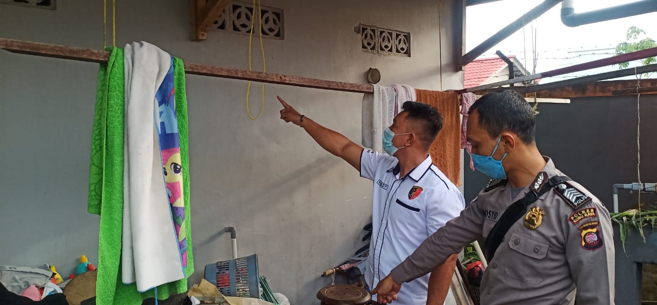 Personel Polsek Sungai Ambawang dibantu Inafis Polres Kubu Raya telah melakukan olah TKP.