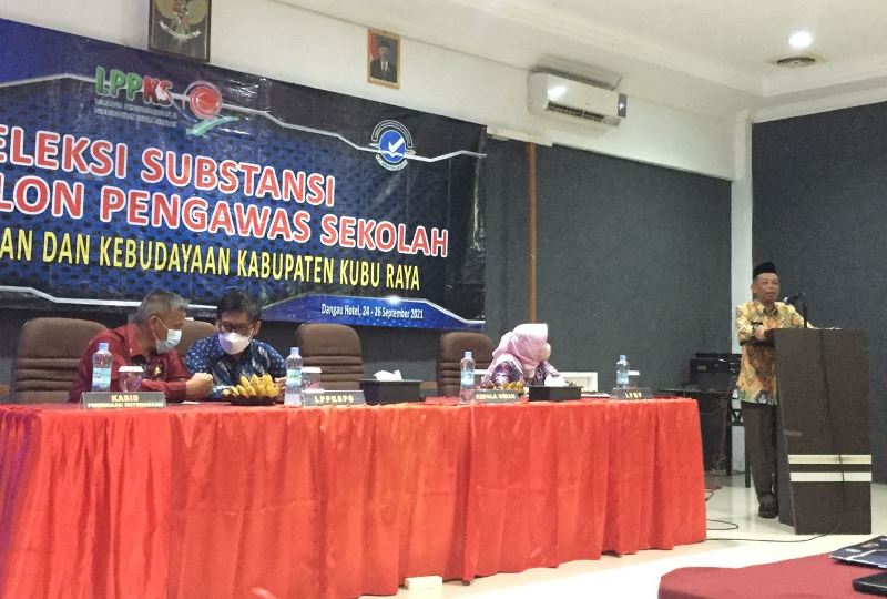 Kadis Dikbud saat memberikan arahan pada peserta Seleksi Substansi Calon Pengawas Sekolah di Kubu Raya.