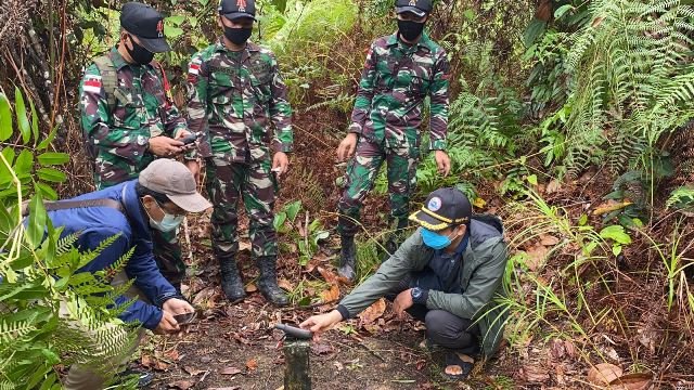 Personel TNI dan BNPP saat mengecek titik koordinat dan patok batas RI - Malaysia di wilayah Kapuas Hulu.