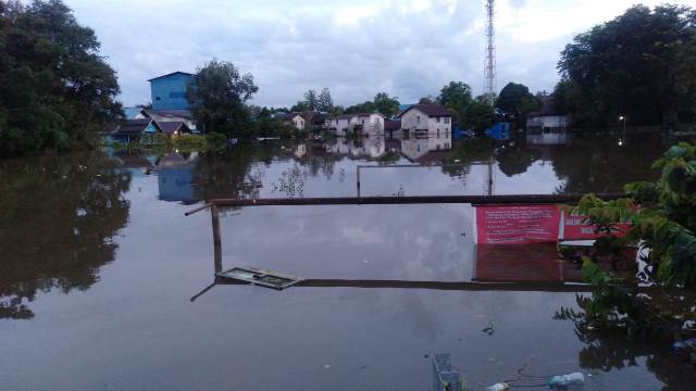 Banjir yang Melawi yang menggenangi sejumlah titik yang memutuskan akses jalan.