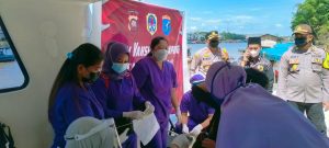 Gerai Vaksinasi Terapung Pertama di Melawi