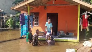 Polisi dan Ansor Salurkan Korban Banjir di Melawi