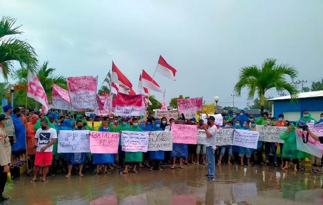 Sekitar 300-an nelayan yang tergabung dalam Himpunan Nelayan Seluruh Indonesia (HNSI) Sambas melakukan aksi demo menolak PP Nommor 85 tahun 2021, Kepmen KP No 86 tahun 2021 dan Kepmen KP No 87 tahun 2021