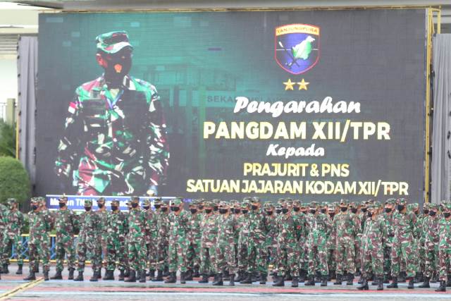 Panglima Kodam XII/Tanjungpura, Mayjen TNI Muhammad Nur Rahmad memberikan pengarahan kepada Prajurit dan Pegawai Negeri Sipil.