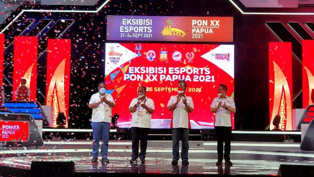 Penutupan pertandingan eksibisi E-Sports oleh Dewan Pembina dan Ketua Harian PB ESI di PON XX Papua.