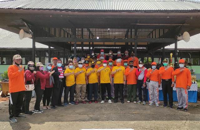 Wakil Bupati, Sekda, Kadis PMD, Camat Rasau Jaya beserta pengurus Abpednas Kubu Raya foto bersama saat pembukaan Porseni Abpednas I Kubu Raya