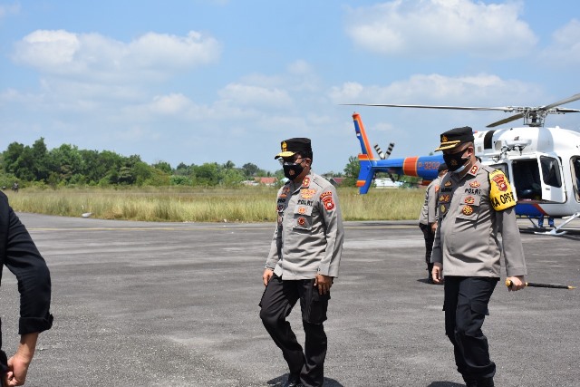 Kapolda Kalbar turun dari Helikopter yang datang ke Kabupaten Sintang untuk meninjau langsung kondisi keamanan.