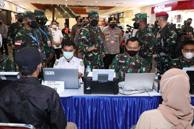 Panglima TNI dan Kapolri Dorong Percepatan Vaksinasi di Kalbar