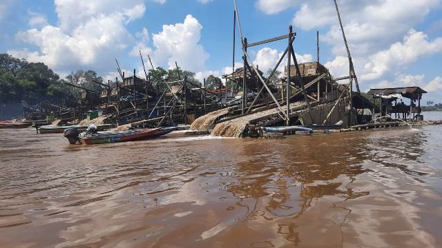 Mesin PETI para penambang sudah mulai beroperasi di Sungai Kapuas.