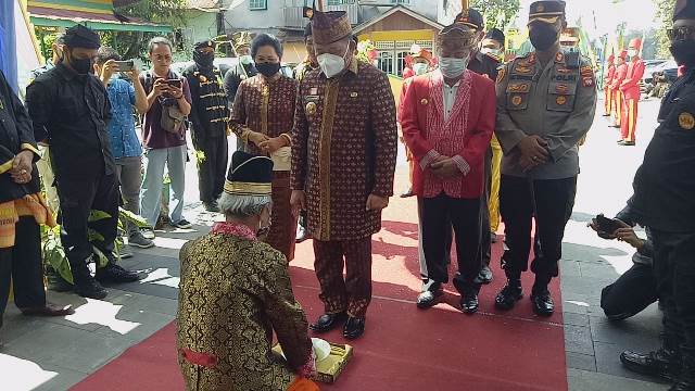 Ritual Paradje' bersih negri dari wabah yang dilakukan kerabat istana Surya Negara dengan melantukan doa-doa mengelilingi Kota Sanggau. Foto: pek