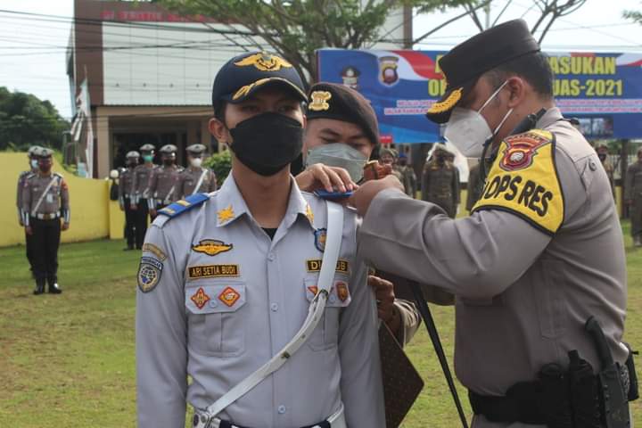 Kapolres Singkawang memasang tanda kepada perwakilan Pasukan Operasi Patuh Kapuas 2021.