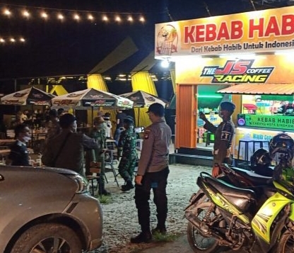 Patroli gabungan dari Satgas Covid-19 melakukan patroli kepada cafe dan warkop-warkop di Singkawang.