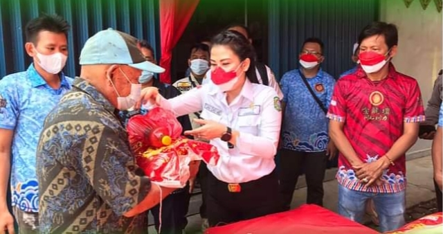 Wali kota Singkawang menyerahkan paket sembako kepada warga.