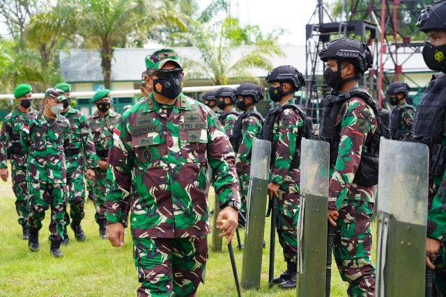 Komandan Korem 121/ABW saat melakukan pengecekan pasukan TNI yang akan diterjunkan pascakerusahan penolakan JAI di Desa Balai Harapan.