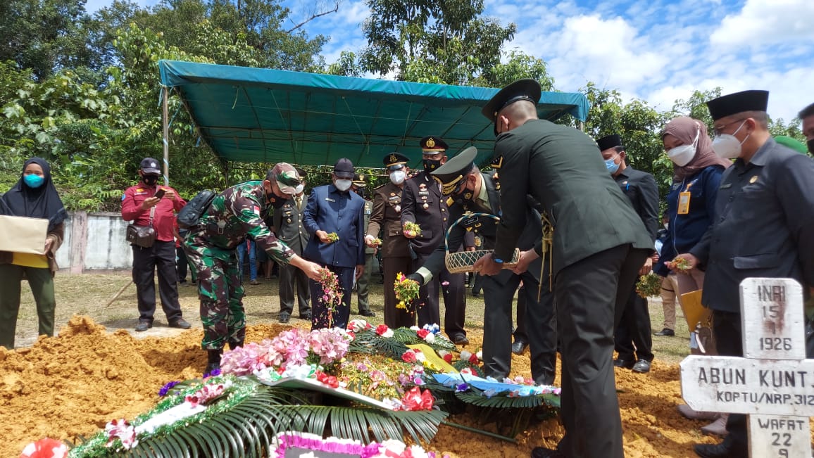 Komandan Korem 121 ABW saat menabur bunga di pemakaman Sertu Anumerta Ambrosius di TMP Kusumalaya.