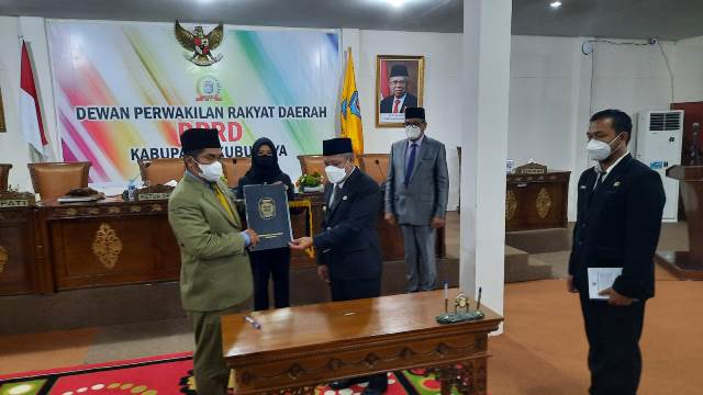 Tiga Perda Inisiatif DPRD disahkan dan ditanda tangani oleh Wakil Ketua dan Bupati Kubu Raya.