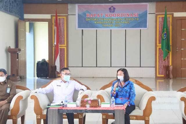 Tim Koordinasi Percepatan Vaksinasi Covid-19 untuk Kabupaten Sintang saat berkoordinasi dengan Plh Bupati Sintang terkait vaksinasi.