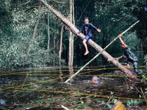 TNI – Warga Bersihkan Jalan Akibat Banjir