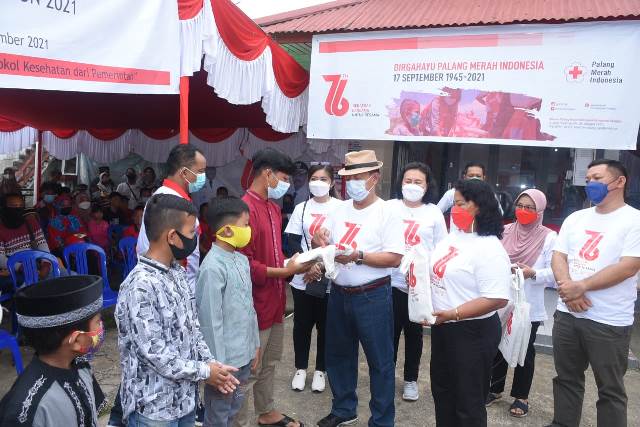 Wakil Bupati Sanggau saat memberikan hadiah kepada anak-anak yang mengikuti sunatan massal HUT PMI