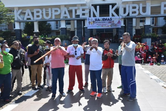 bupati kubu raya memperingati haornas Bupati Kubu Raya, Wakil Bupati dan Ketua DPRD Kubu Raya mencoba sumpit salah satu olahraga tradisional bertepatan memperingati Hari Olahraga Nasional