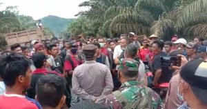 Warga Demo PT MAR Turunkan Harga Angkutan, Ratusan Truk Blokir Jalan ke PKS