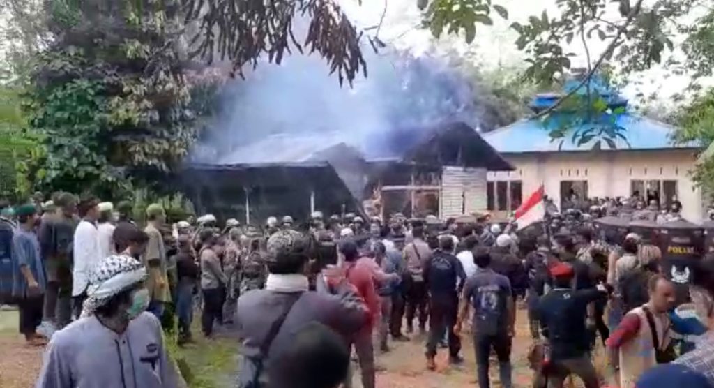 Warga yang marah terhadap keberadaan JAI sehingga melakukan pembakaran dan perusakan masjid di di Desa Balai Harapan Kecamatan Tempunak kabupaten Sintang