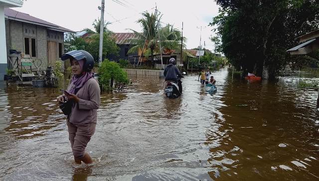 Banjir yang melanda Sanggau seiring tingginya intensitas hujan beberapa hari terakhir. Warga di bantaran sungai diingatkan waspada