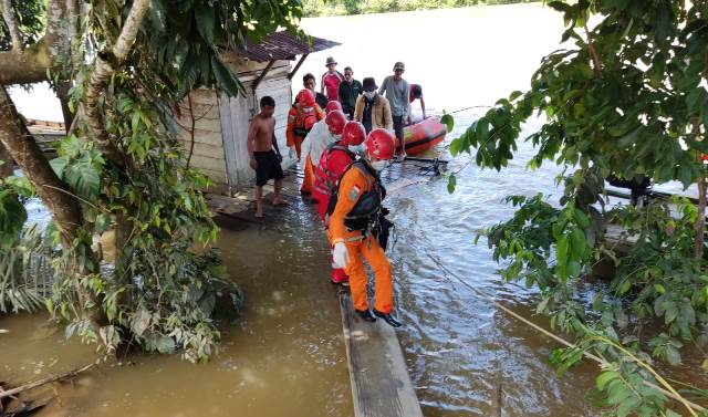 Tim SAR menemukan bocah yang tenggelam setelah berenang di Sui Melawi.