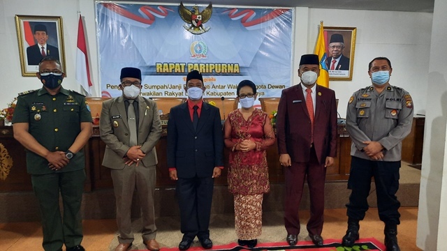 Foto bersama Wakil Bupati, Ketua DPRD, dan forkompinda saat pelantikan Paulus sebagai anggota DPRD PAW