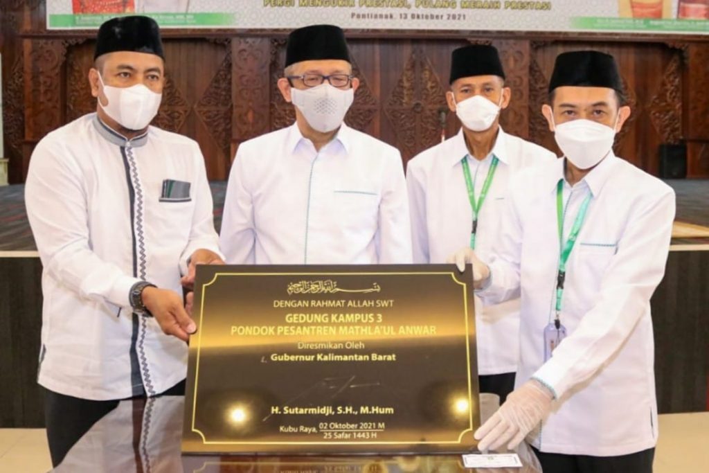 Gubernur Kalbar saat melepas kafilah Kalbar yang akan mengikuti STQ Nasional XXVI di Maluku Utara