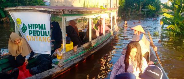 BPC HIPMI Sintang menyalurkan bantuan berupa makanan dan air minum kepada warga terdampak banjir