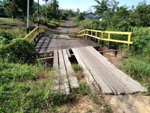 Jembatan Sungai Kambing Rusak Parah