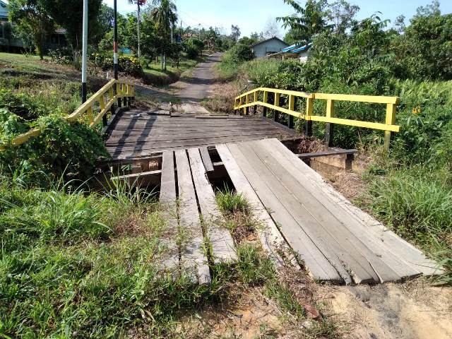 Kondisi jembatan Sui Kambing terlihat rusak parah. Foto: ist